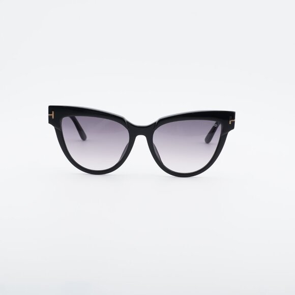 Tom Ford Nadine FT0941 01B Sunglasses Black Cat Eye Frame, Smoke Lenses main image 4